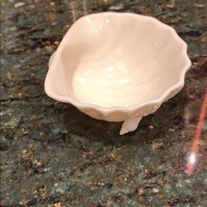 BELLEEK shell